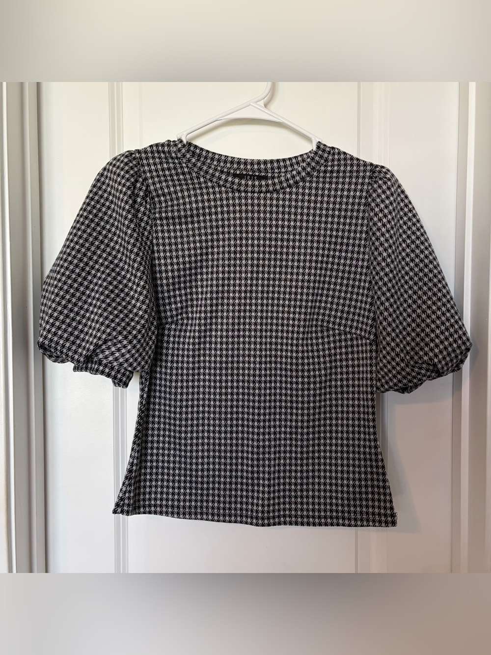 iris Black and White Houndstooth top
Size S